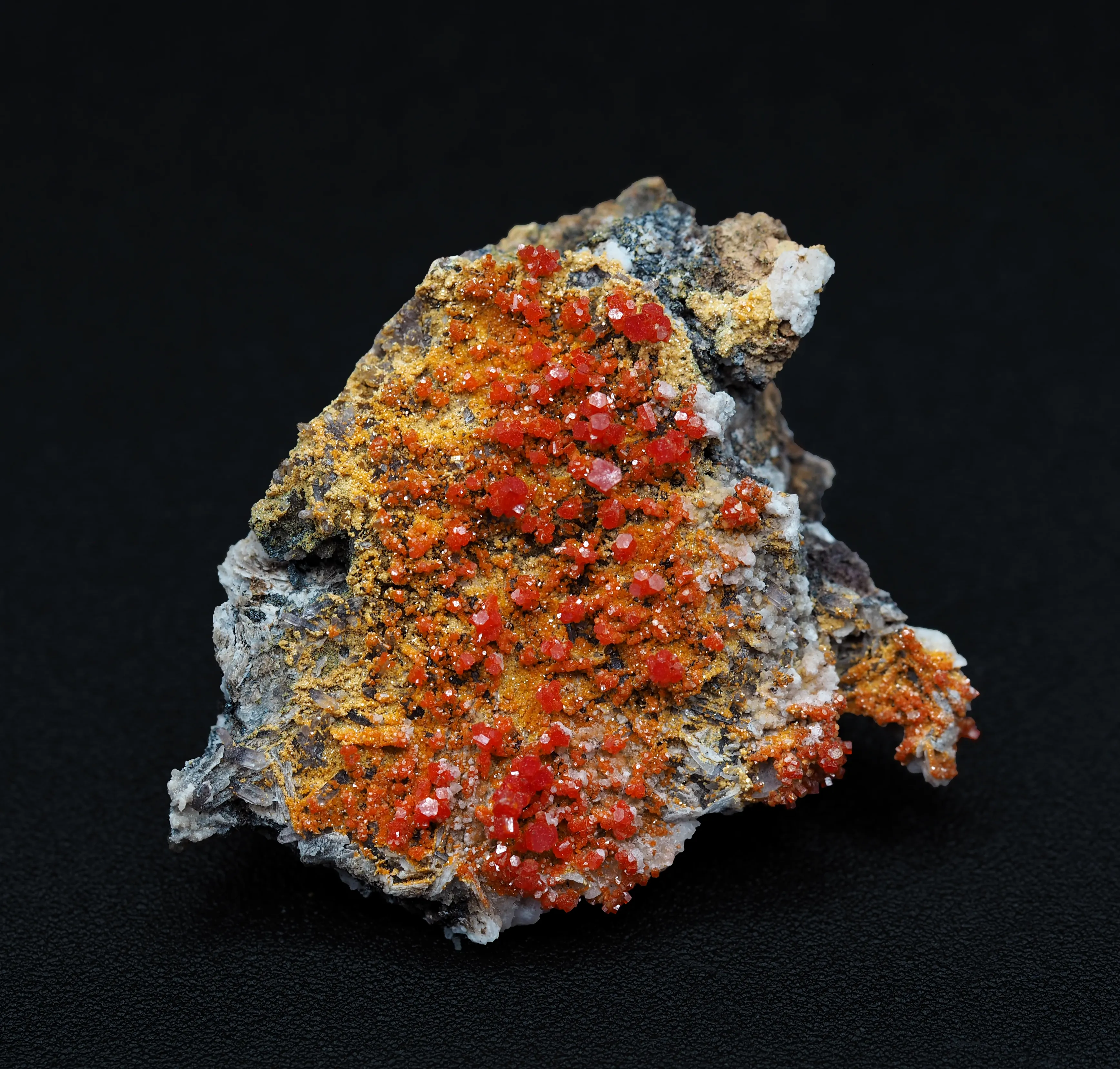 Vanadinite and Mimetite on Baryte - image 1