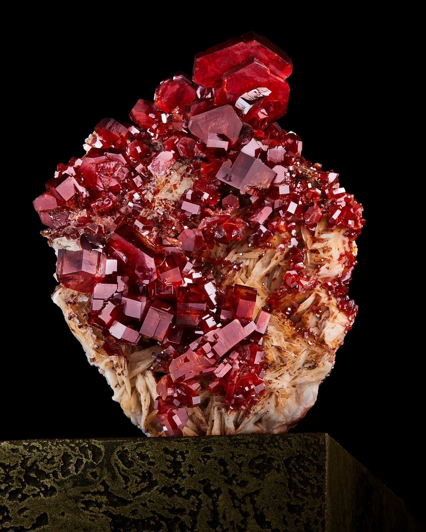 Vanadinite on Barite - image 3