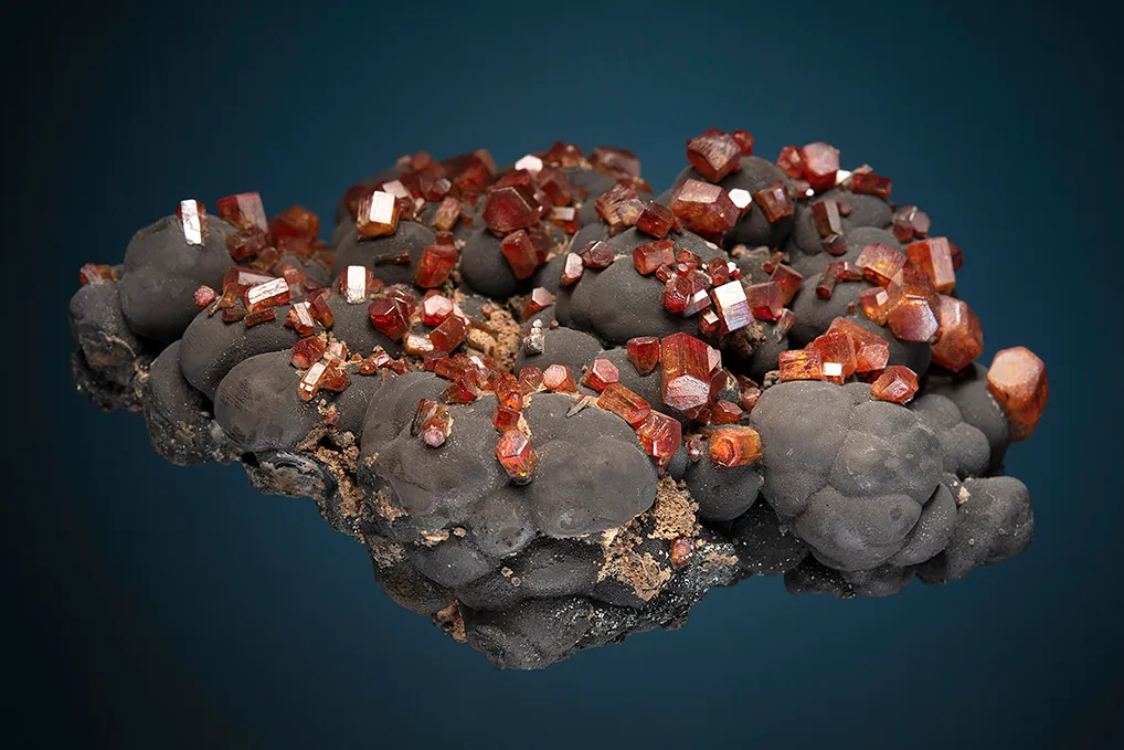 Vanadinite on Psilomelane - image 4