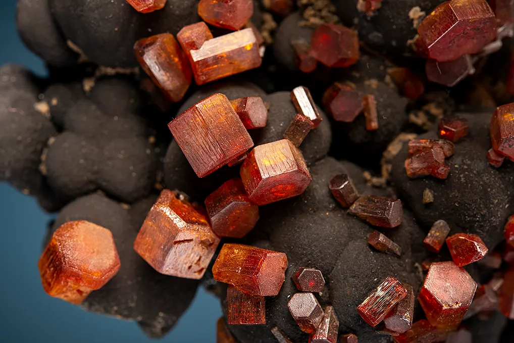 Vanadinite on Psilomelane - image 2
