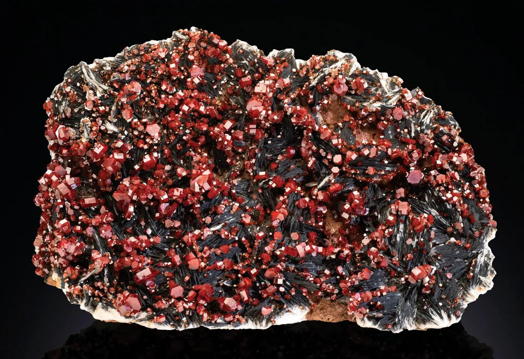 Vanadinite (Pb5(VO4)3Cl) image