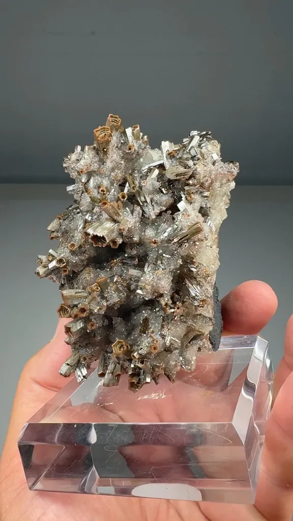 Vanadinite with Calcite (O-0007) image