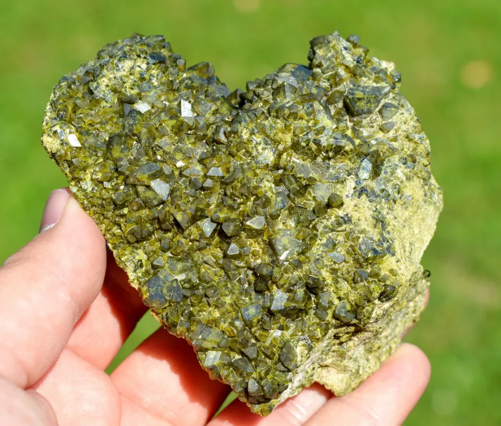 Vesuvianite 422 grams - Bellecombe, Châtillon, Aosta Valley, Italy image