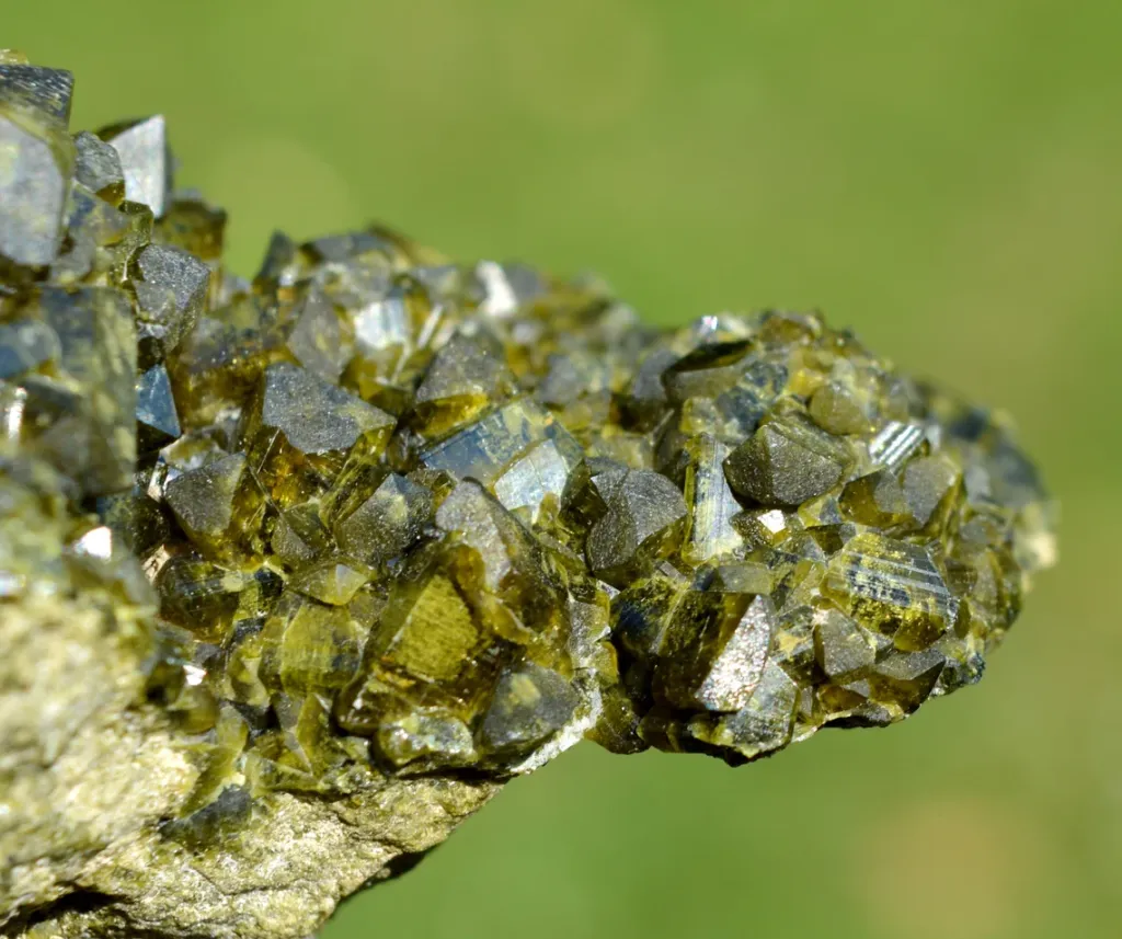 Vesuvianite 422 grams - Bellecombe, Châtillon, Aosta Valley, Italy - image 7