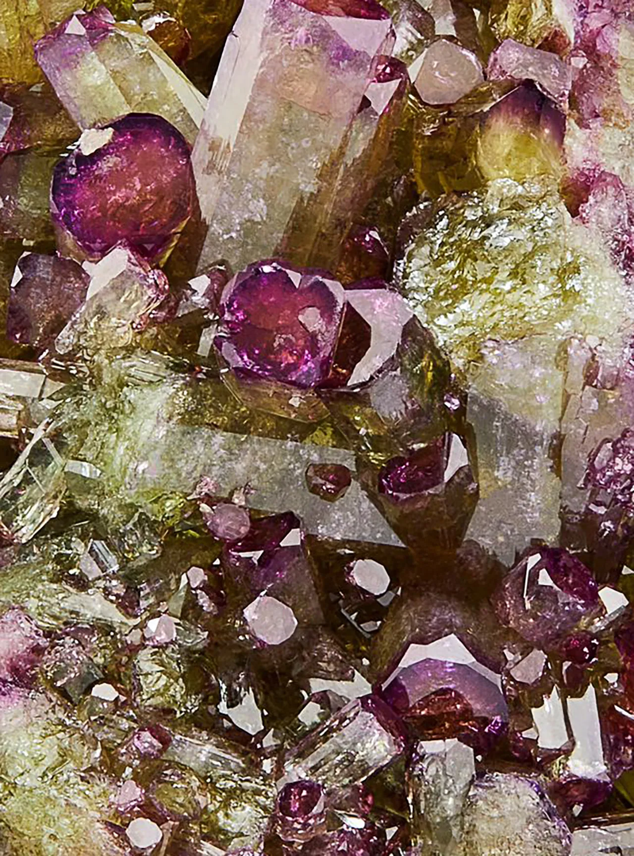 Vesuvianite, Jeffrey Mine, Val-des-Sources, Les Sources RCM, Estrie, Canada - image 3