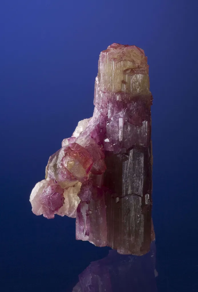 Vesuvianite Var. Manganoan image