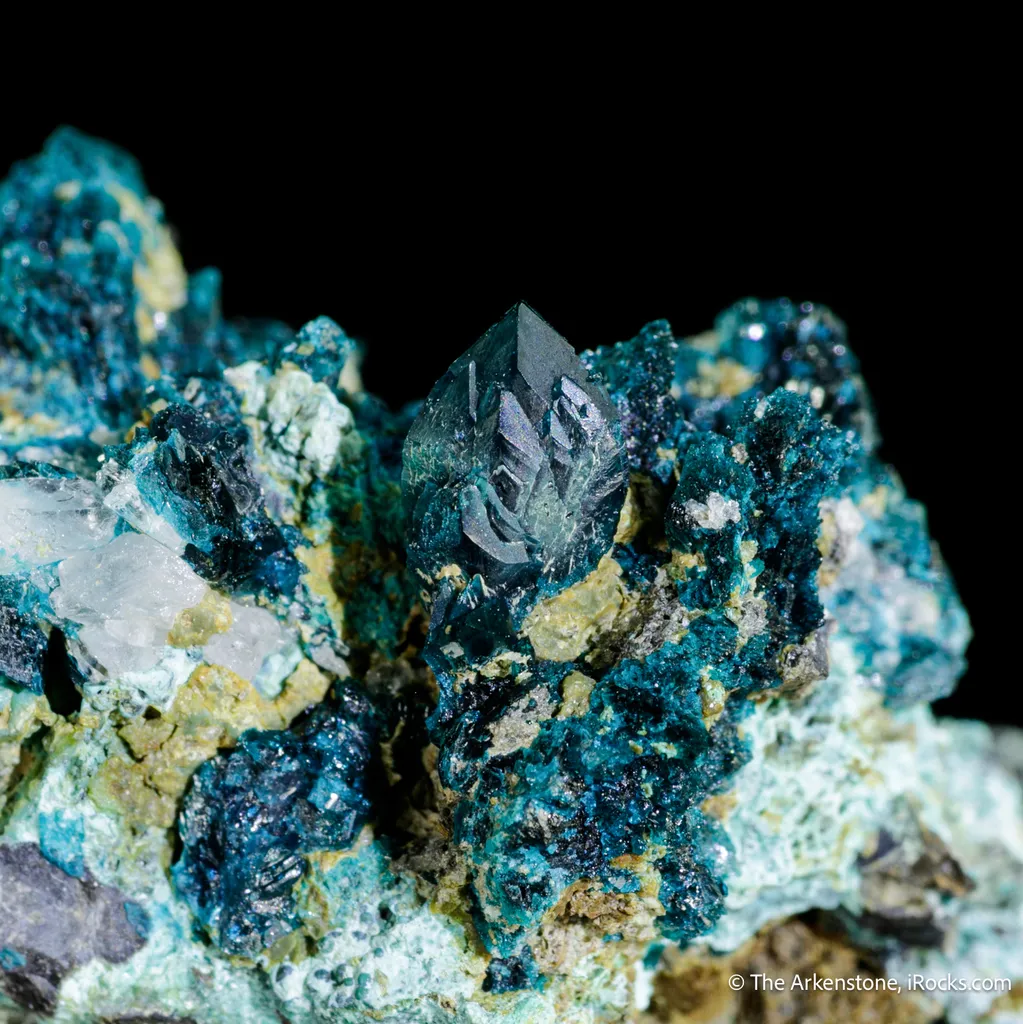 Veszelyite, Dongchuanite on Molybdenite - image 6