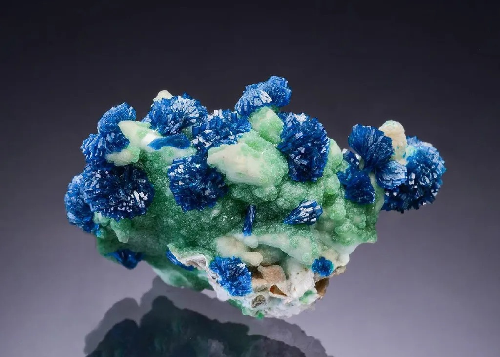 Veszelyite on Hemimorphite - image 1