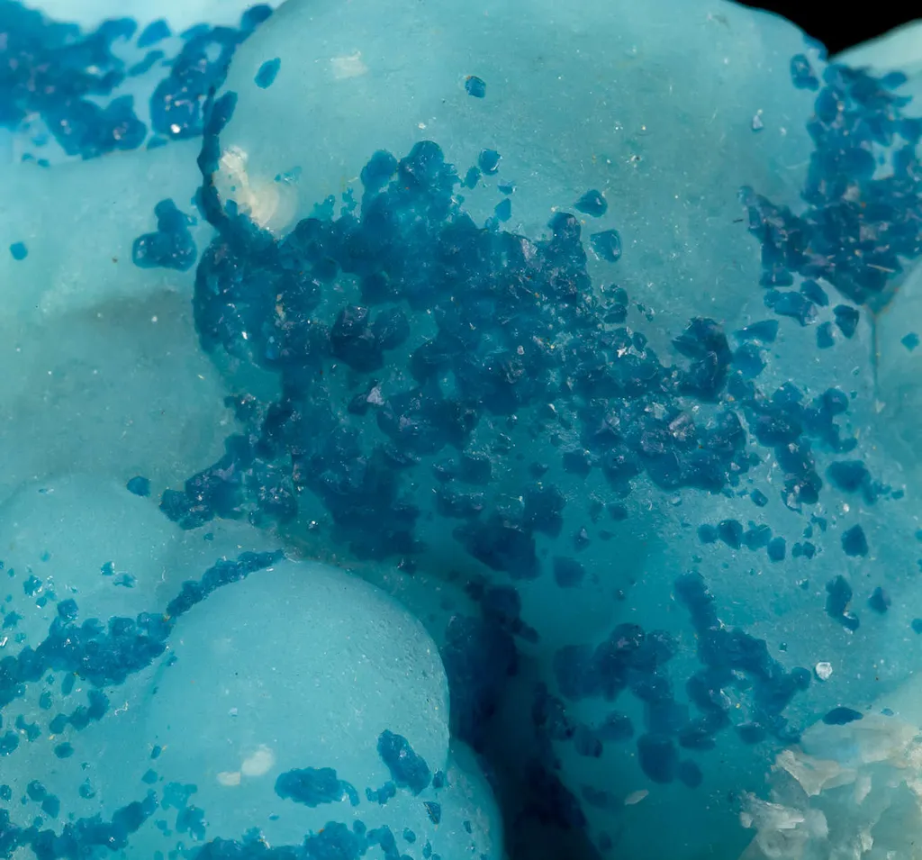 Veszelyite on Hemimorphite - image 3