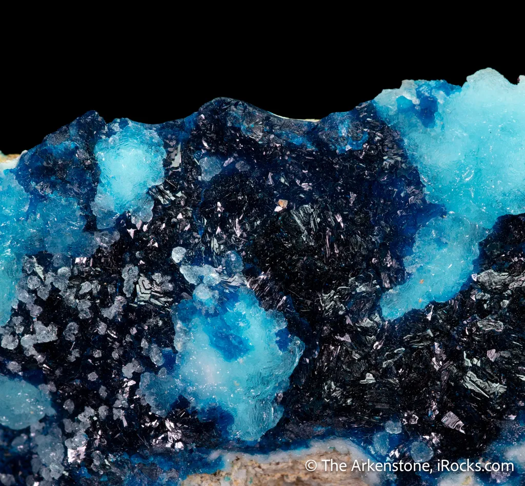 Veszelyite on Hemimorphite with Calcite image