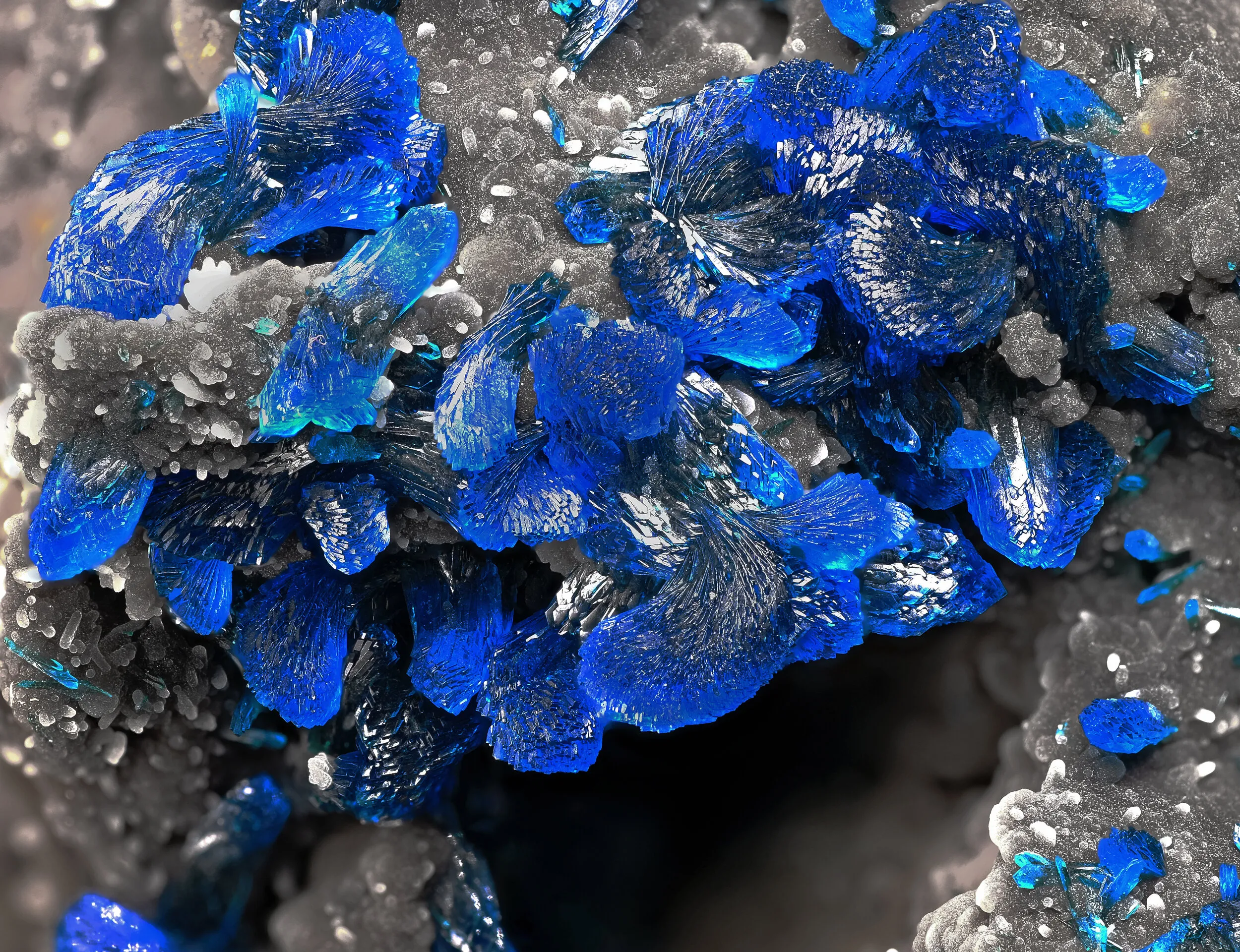 Veszelyite on Quartz - image 3