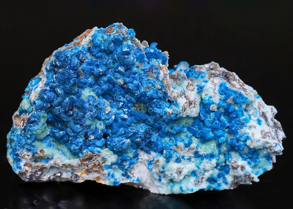 Veszelyite with CUPROZHESHENGITE on Hemimorphite image