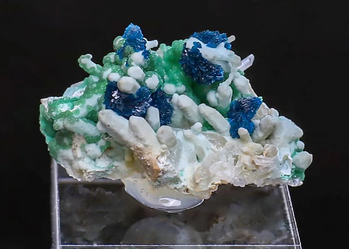 Veszelyite with CUPROZHESHENGITE on Quartz - image 1