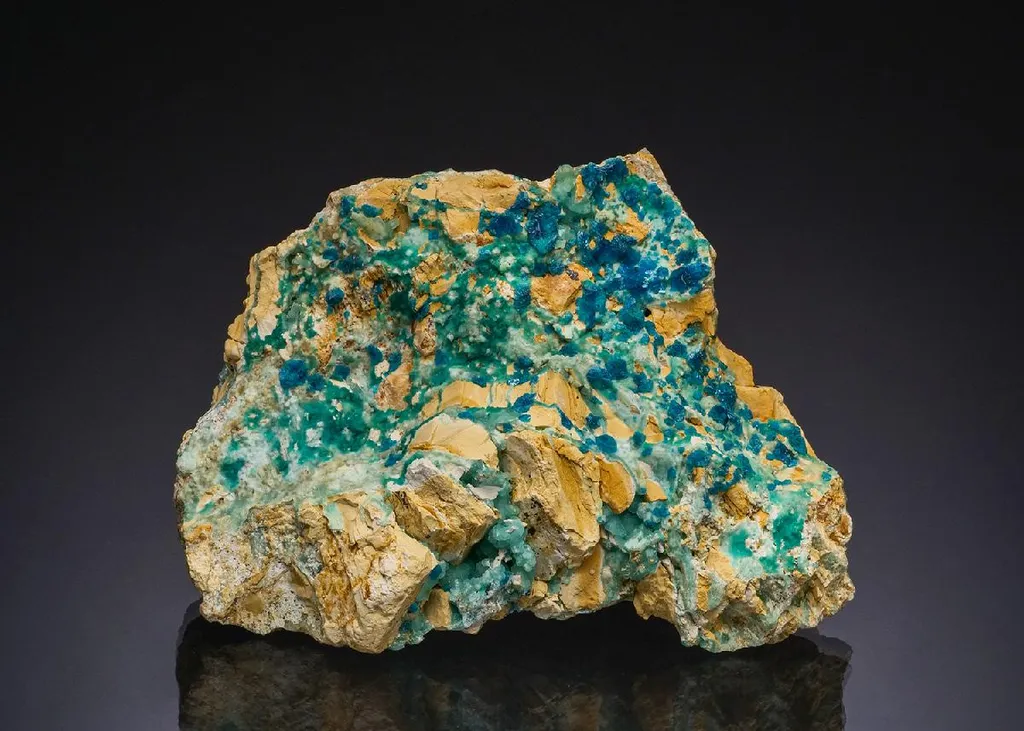 Veszelyite with ZINCOLIBETHENITE and Hemimorphite image
