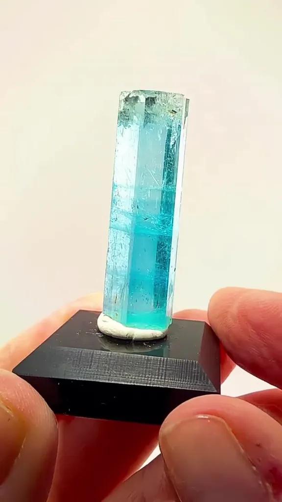 VIETNAM Aquamarine — PLEOCHROISM ON FULL DISPLAY image
