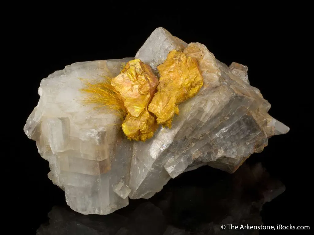 Wakabayashilite on Calcite - image 2