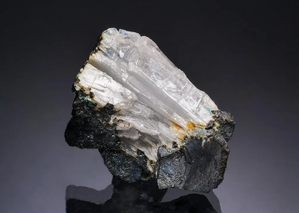 WARIKAHNITE with Leiteite