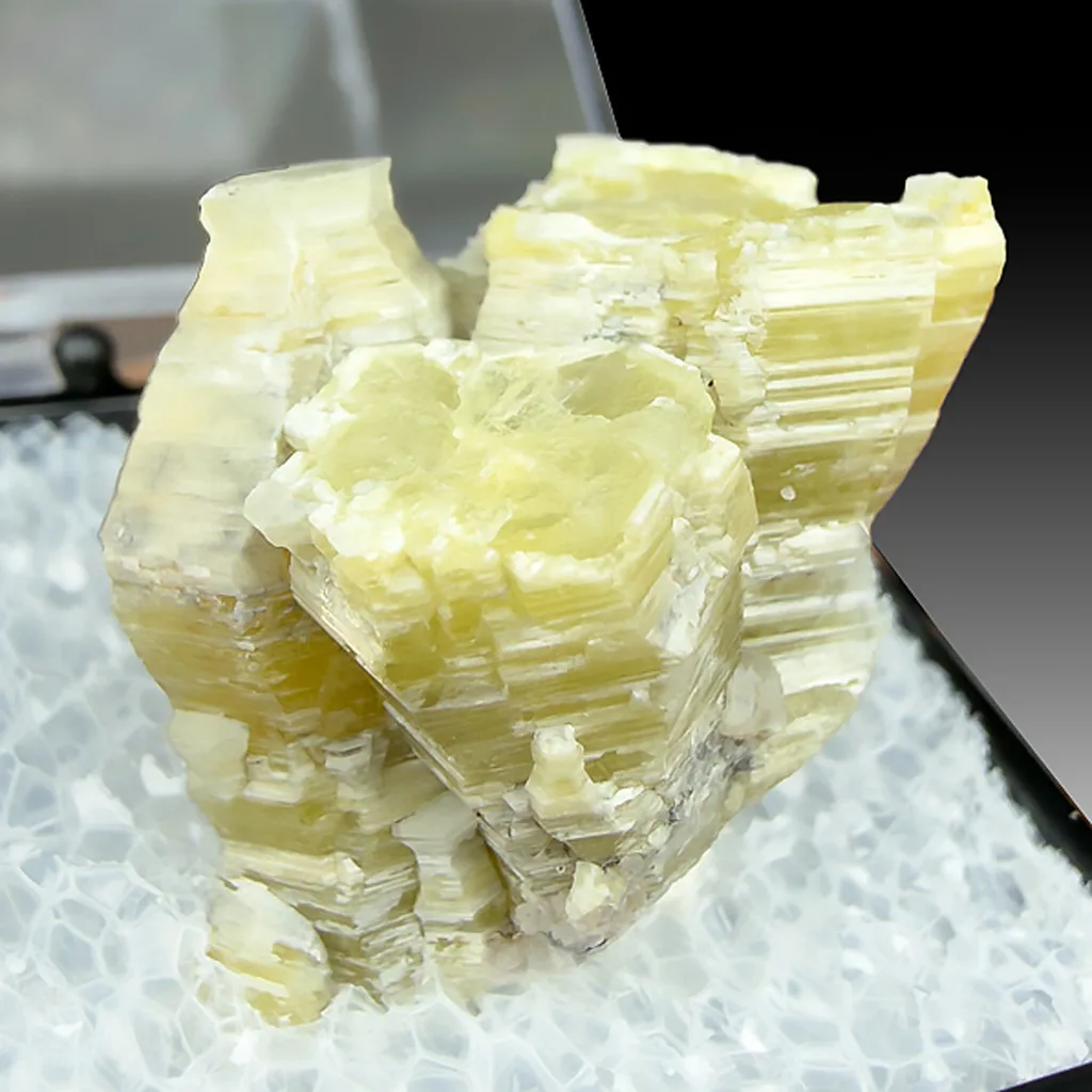 Weloganite from Francon quarry, Québec, Canada image