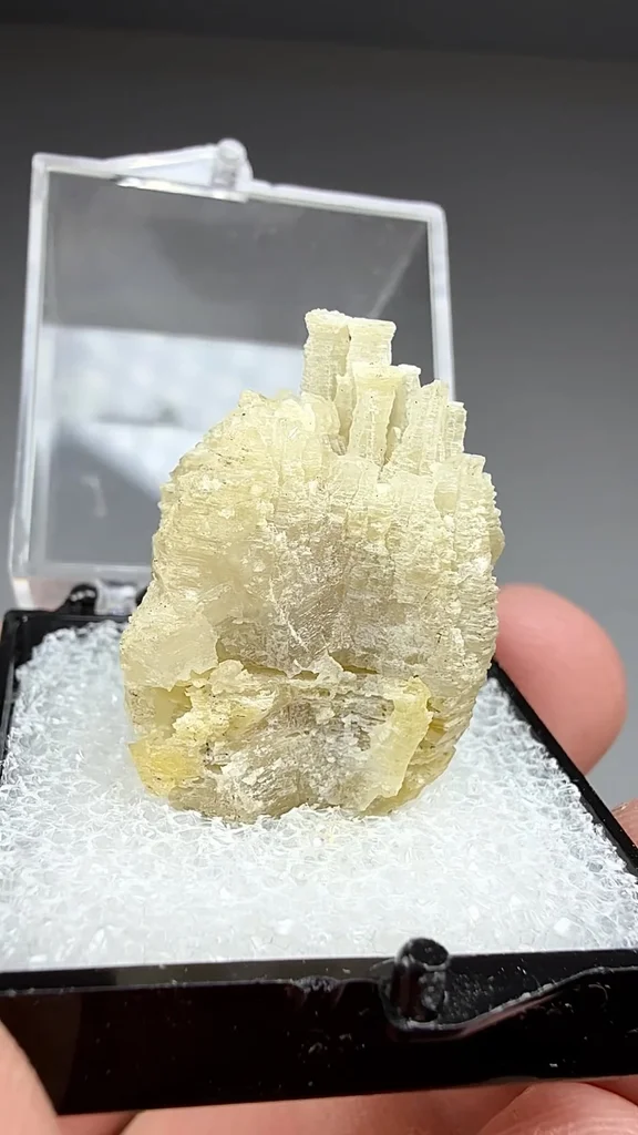 Weloganite from Francon quarry, Québec, Canada - image 2