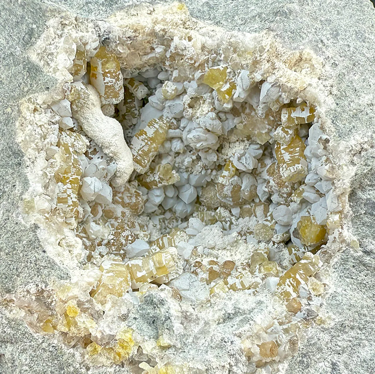 Weloganite with Dresserite, Quartz (420) - image 1