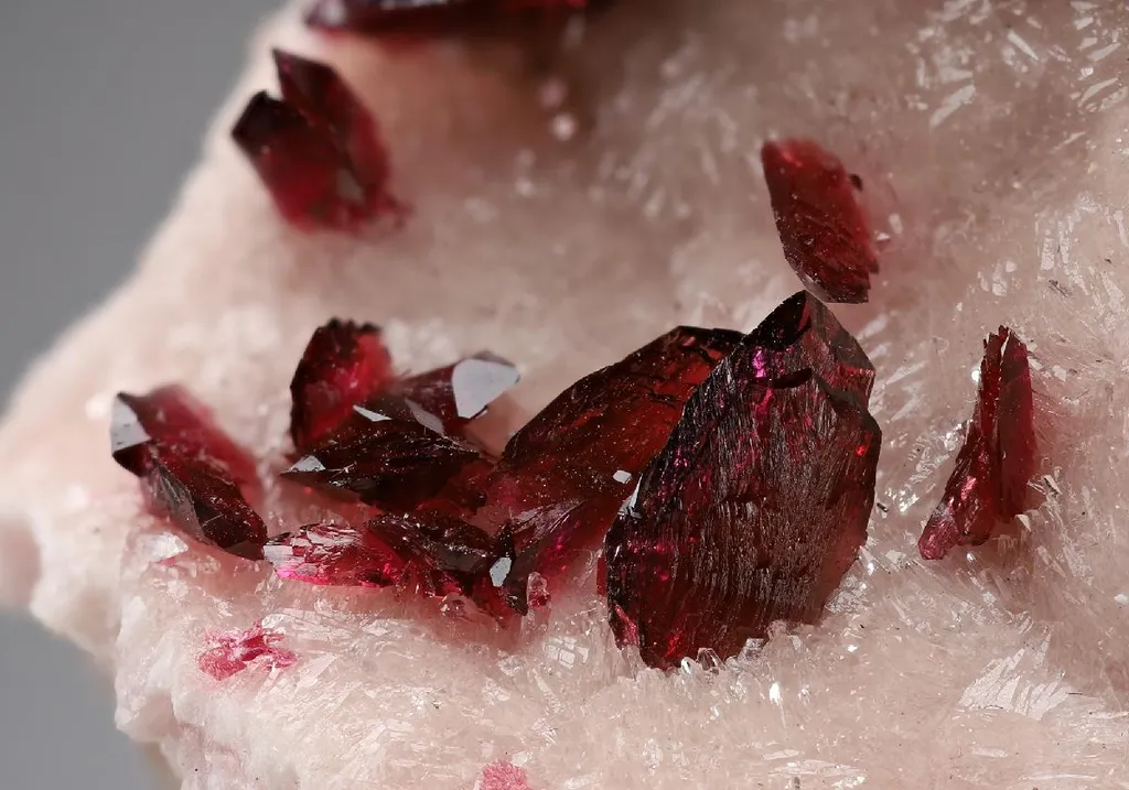 Wendwilsonite/Roselite on COBALTOAN Calcite image