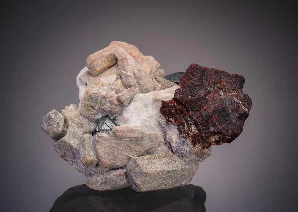 Willemite var. Troostite with Zincite and Franklinite image