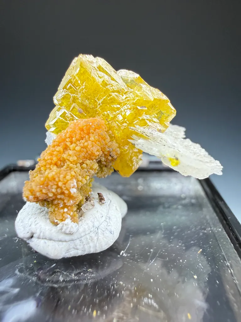 Wulfenite - image 3