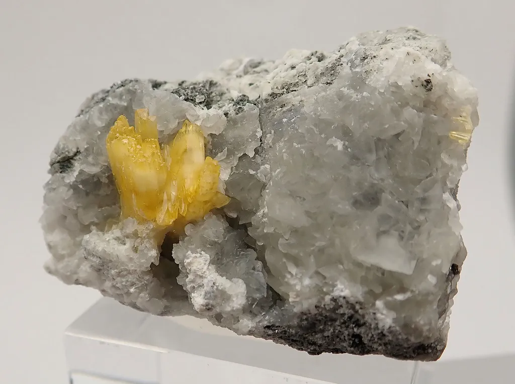 Wulfenite image