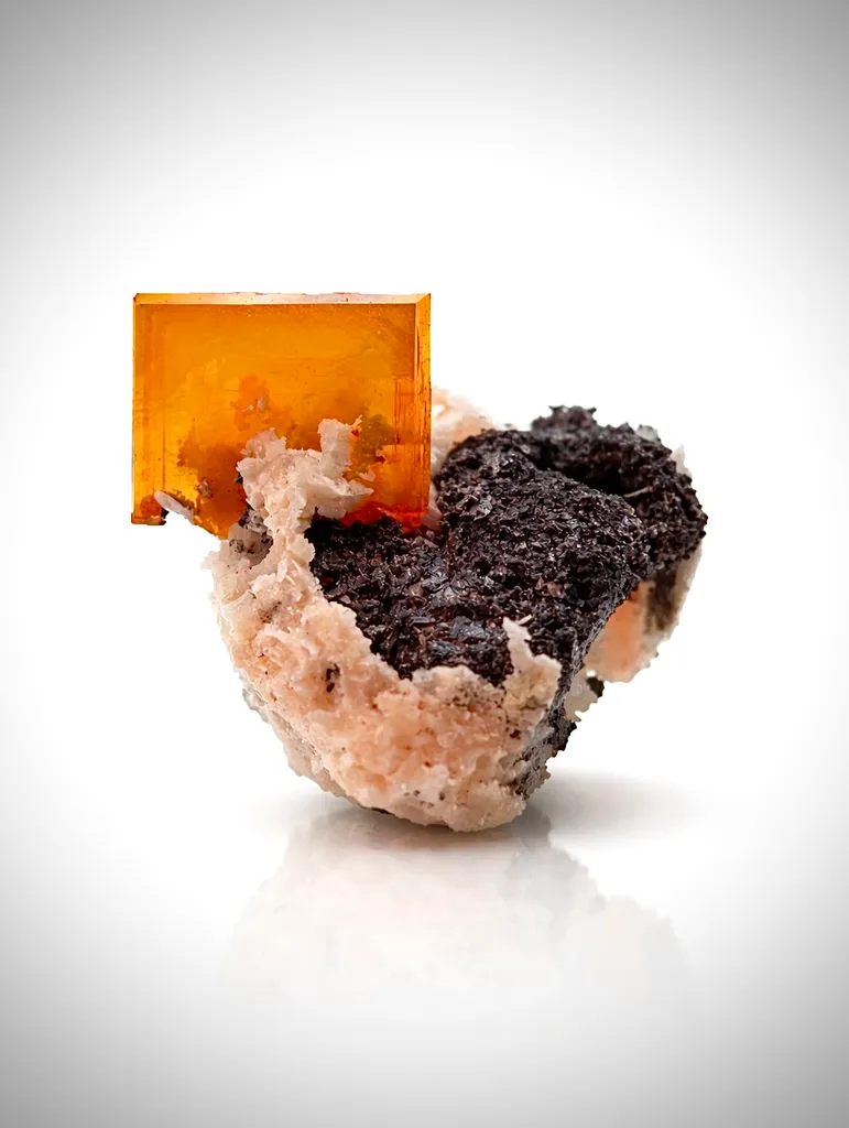 Wulfenite from Morocco, Drâa-Tafilalet Region, Midelt Province, Mibladen Mining District, Les Dalles image