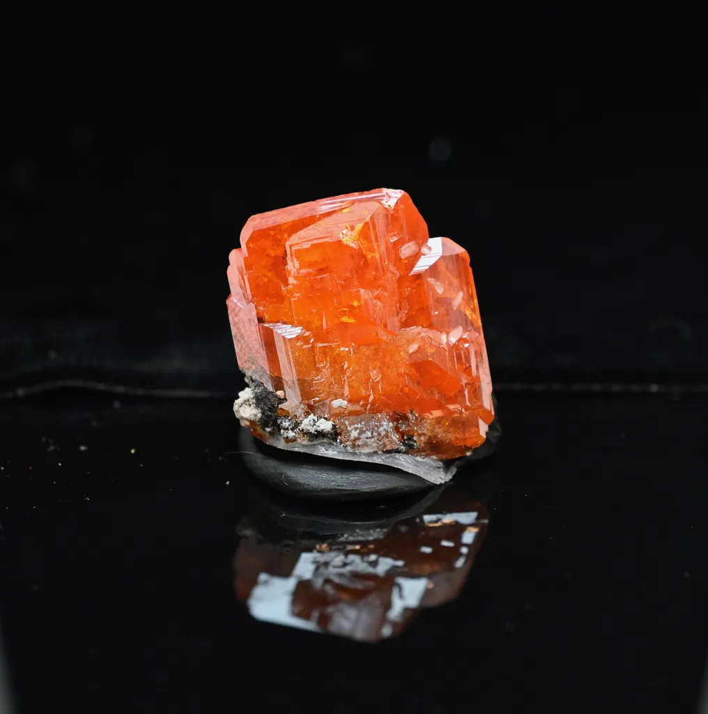 Wulfenite from USA, Arizona, La Paz County, Buckskin Mountains, Santa Maria Mining District (Planet image