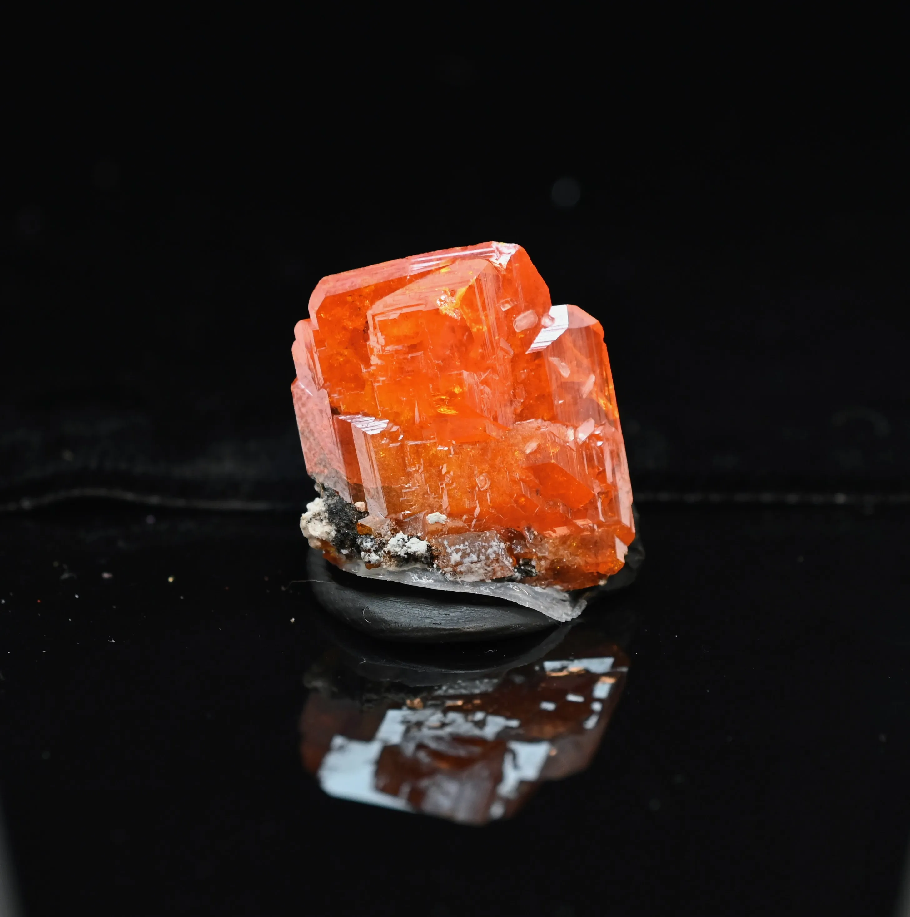 Wulfenite from USA, Arizona, La Paz County, Buckskin Mountains, Santa Maria Mining District (Planet - image 1