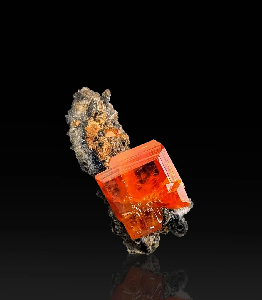 Wulfenite from USA, Arizona, La Paz County, Buckskin Mountains, Santa Maria Mining District (Planet image