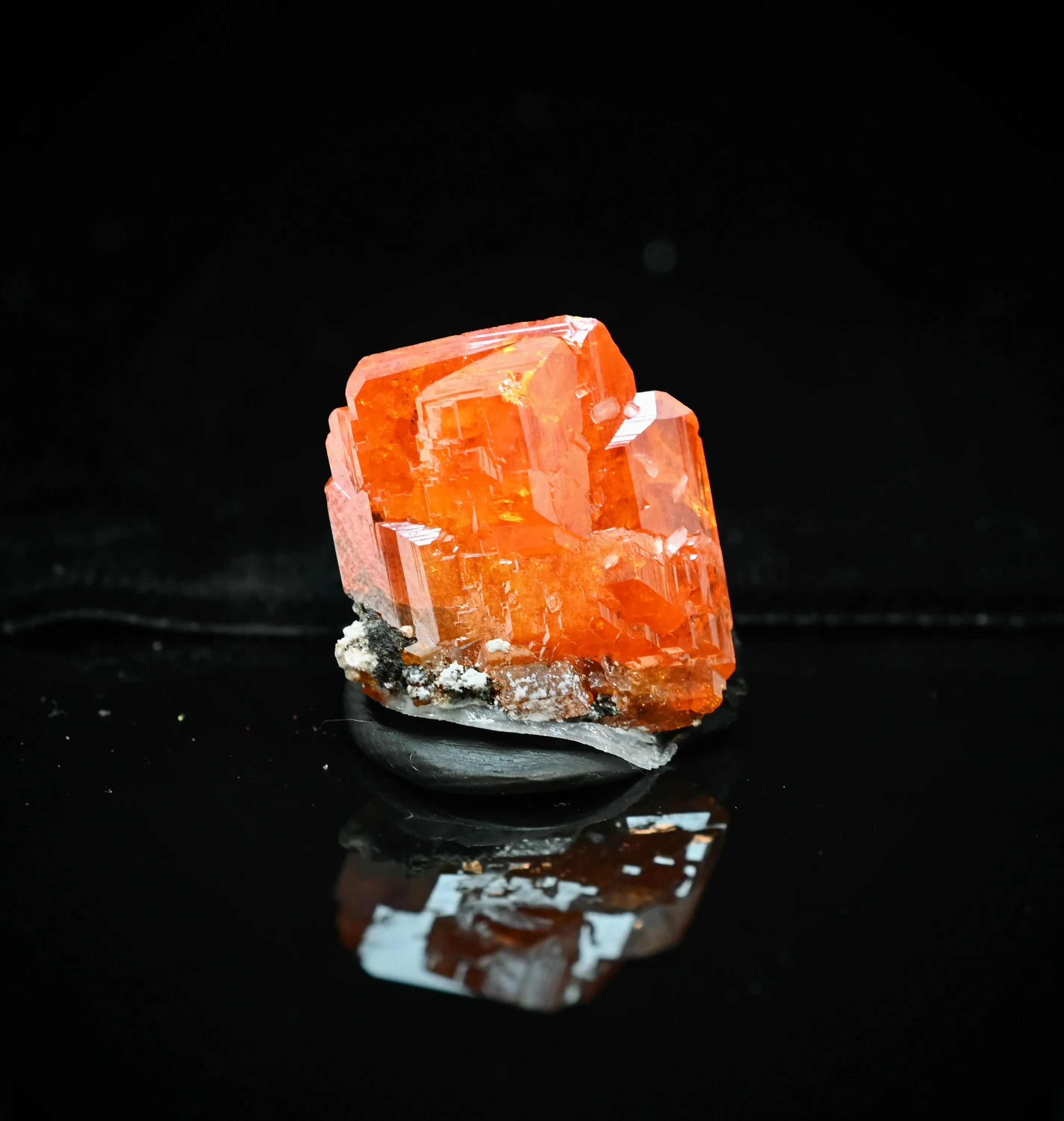 Wulfenite from USA, Arizona, La Paz County, Buckskin Mountains, Santa Maria Mining District (Planet - image 2