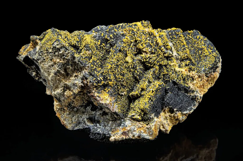 Wulfenite, Galena image