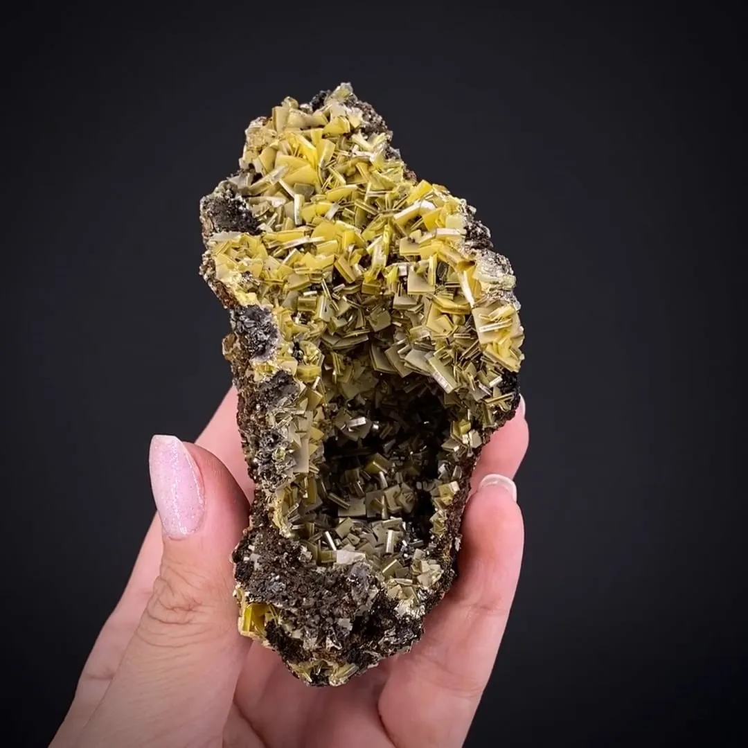 Wulfenite in pocket - image 2