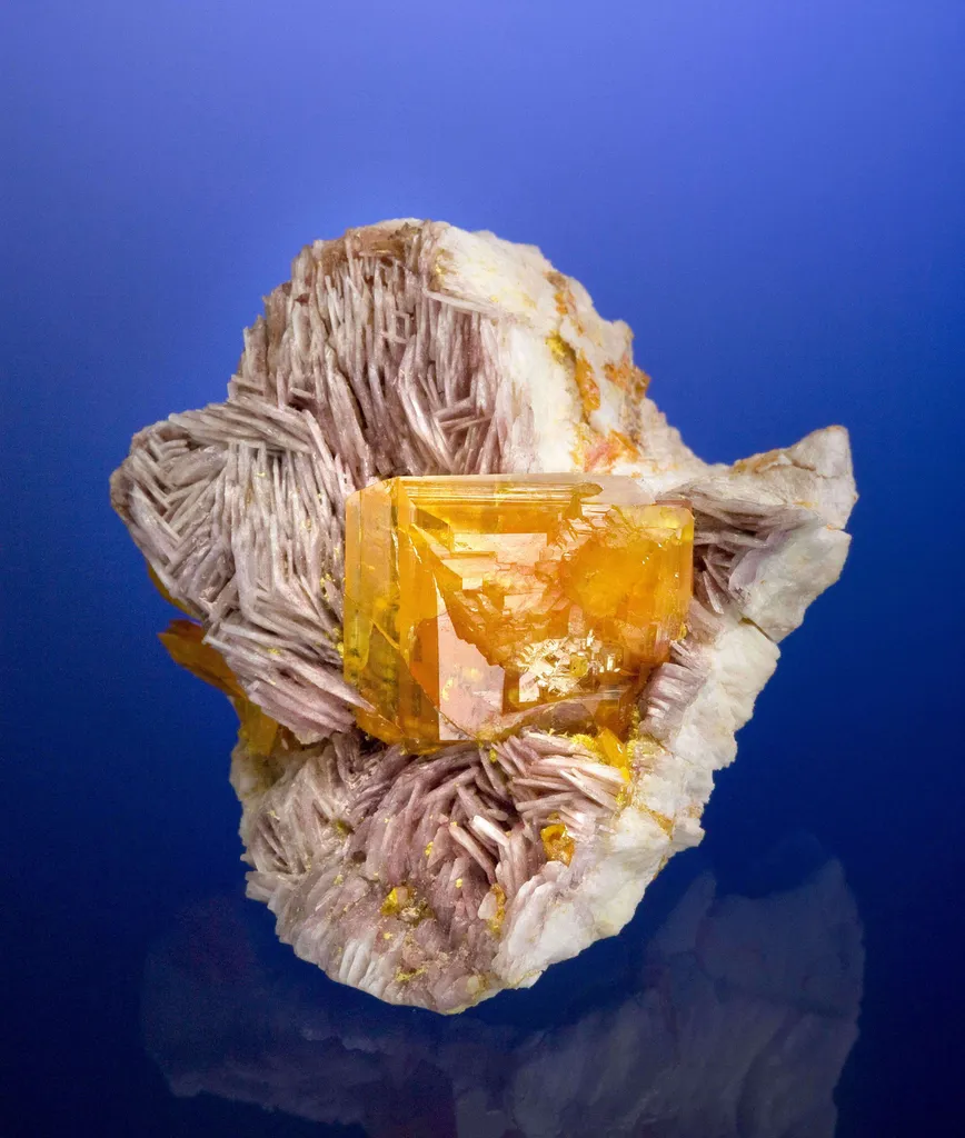 Wulfenite (Large Crystal) on Baryte image