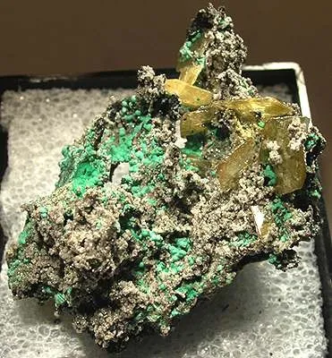 Wulfenite, Malachite image