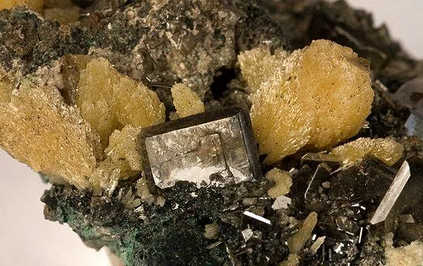 Wulfenite, Mimetite - image 2