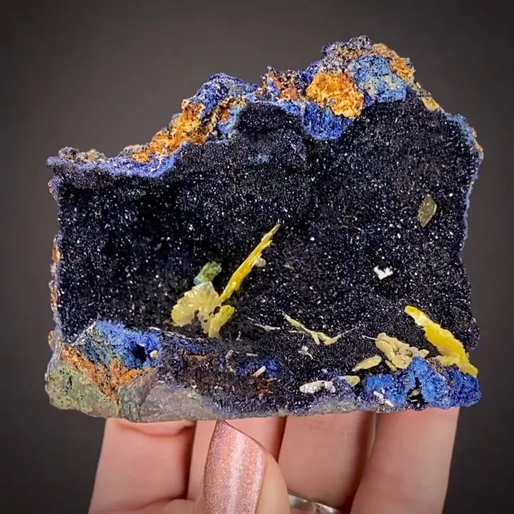 Wulfenite on Azurite image