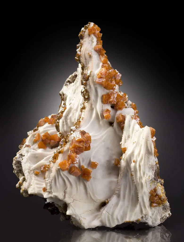 Wulfenite on Baryte image