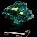 Wulfenite on Dioptase - image 2