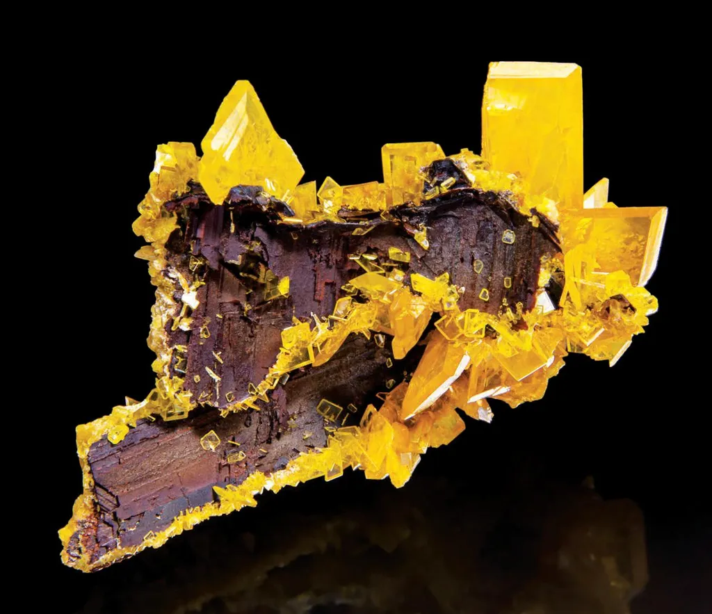 Wulfenite on Goethite image