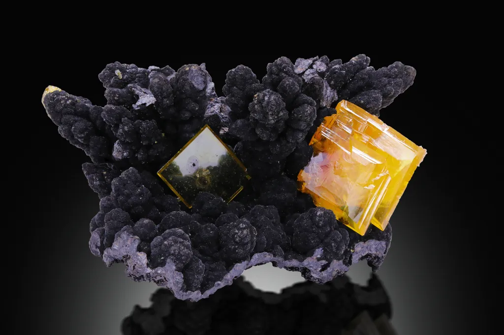 Wulfenite on Psilomelane