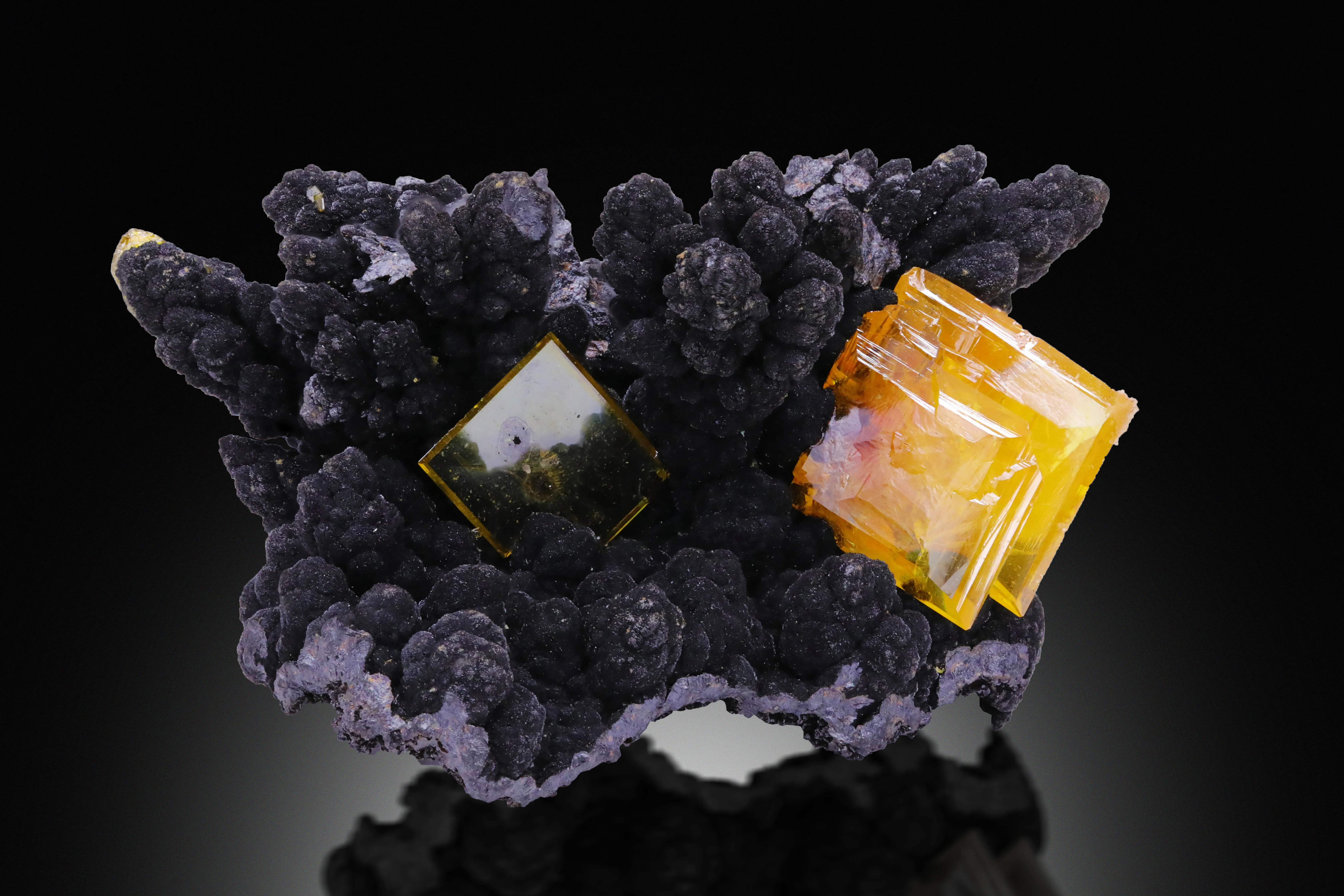Wulfenite on Psilomelane - image 1