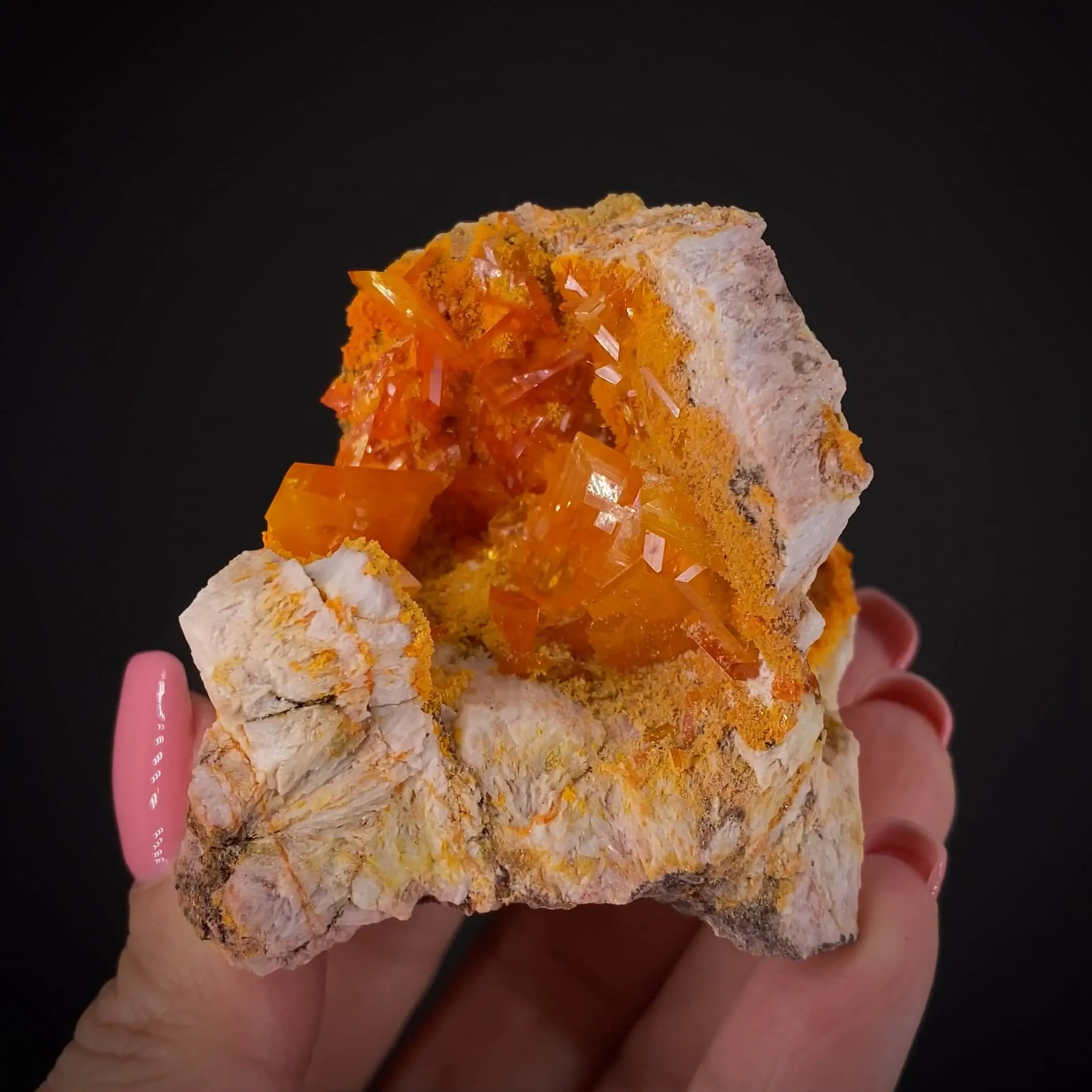 Wulfenite "pocket" - image 2