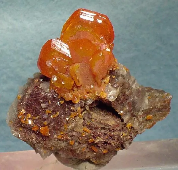 Wulfenite, Quartz image