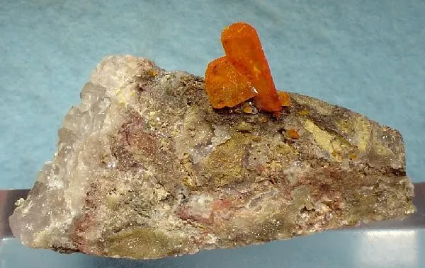 Wulfenite, Quartz image