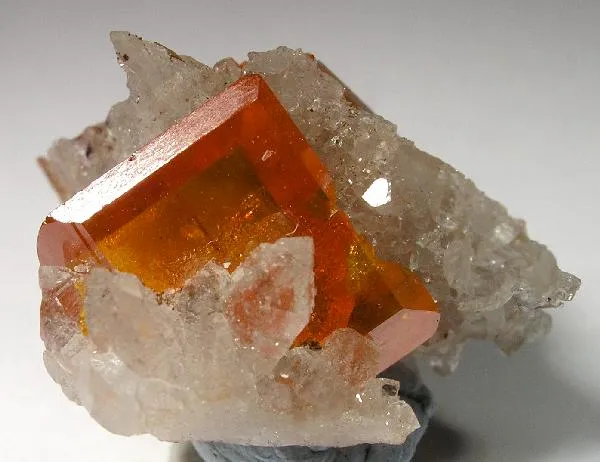 Wulfenite, Quartz image