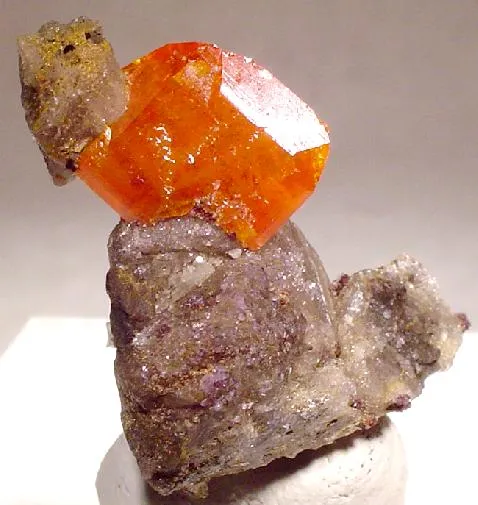 Wulfenite, Quartz image