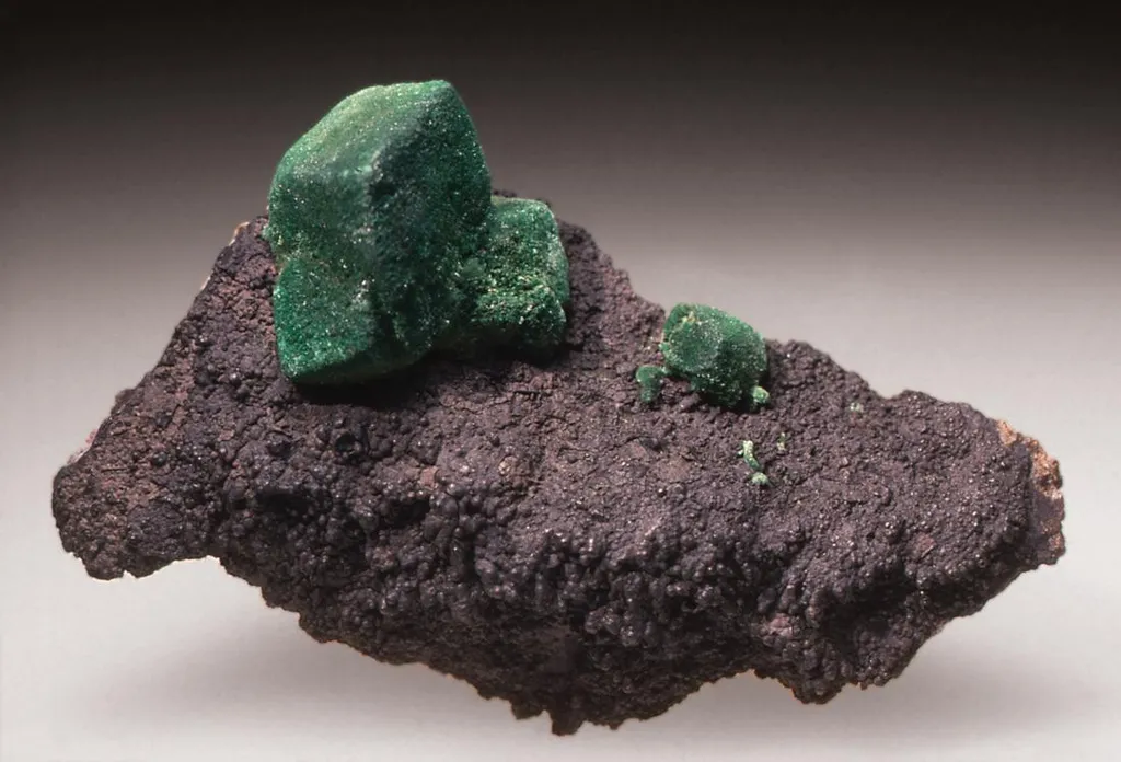 Wulfénite recouverte de malachite image